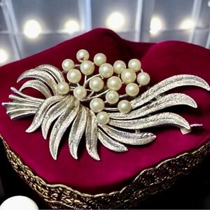 Vintage Large Crown Trifari pearl Brooch